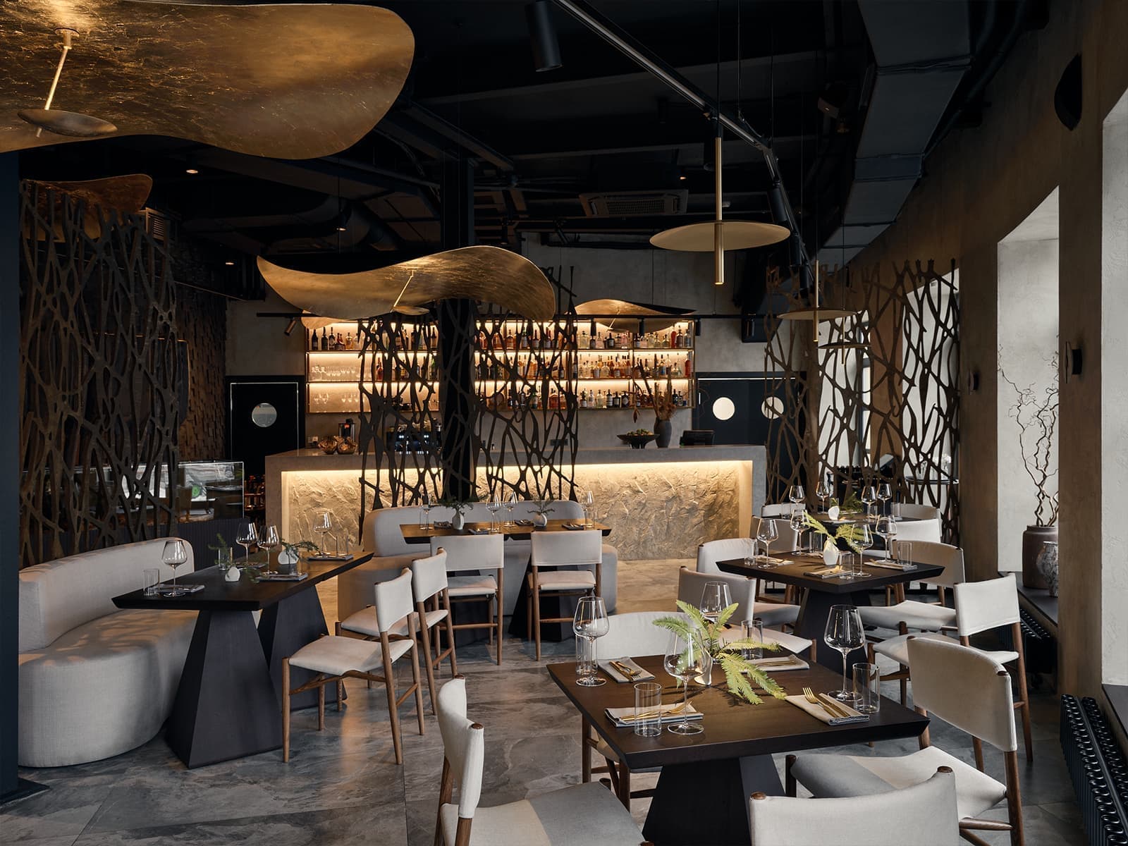 Крупные золотистые светильники ручной работы в интерьере петербургского ресторана — проект finoarte design bureau