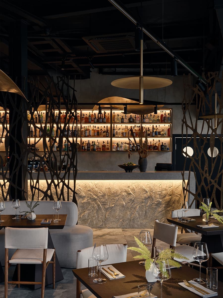 Крупные золотистые светильники ручной работы в интерьере петербургского ресторана — проект finoarte design bureau