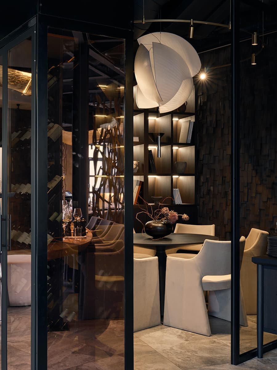 Крупные золотистые светильники ручной работы в интерьере петербургского ресторана — проект finoarte design bureau