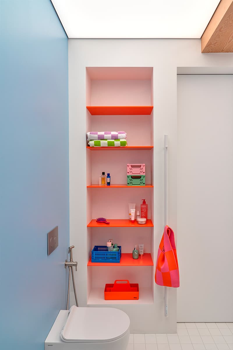 Небесно-голубой мрамор, винтаж и строгая сталь в интерьере квартиры для творческой девушки — проект бюро .dpt