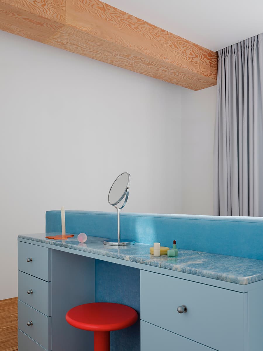 Небесно-голубой мрамор, винтаж и строгая сталь в интерьере квартиры для творческой девушки — проект бюро .dpt