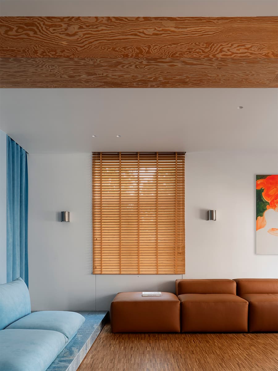 Небесно-голубой мрамор, винтаж и строгая сталь в интерьере квартиры для творческой девушки — проект бюро .dpt