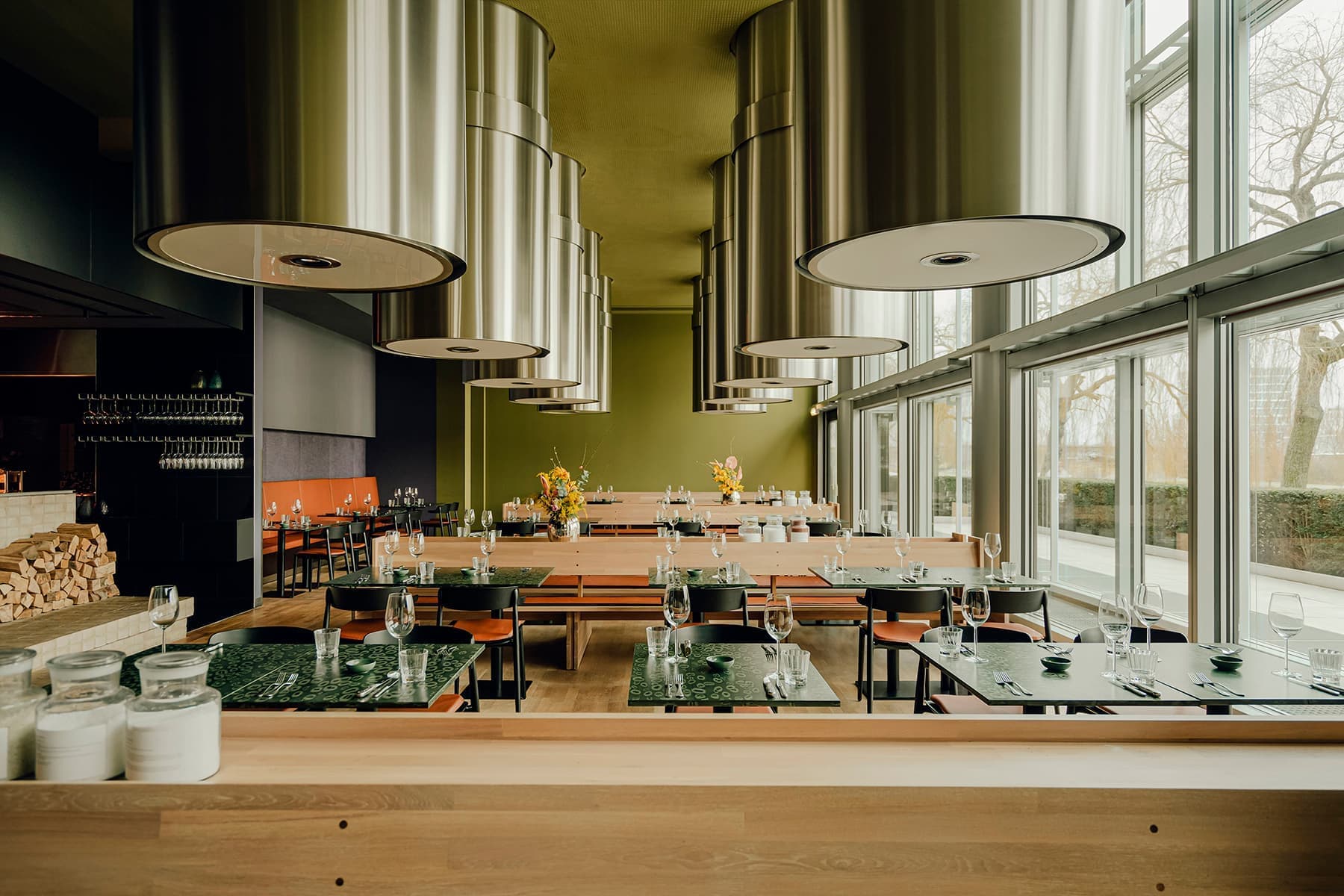 Стол из розовой соли, дубовая мебель и сталь в интерьере ресторана с контрастными залами — проект студии Ester Bruzkus Architekten