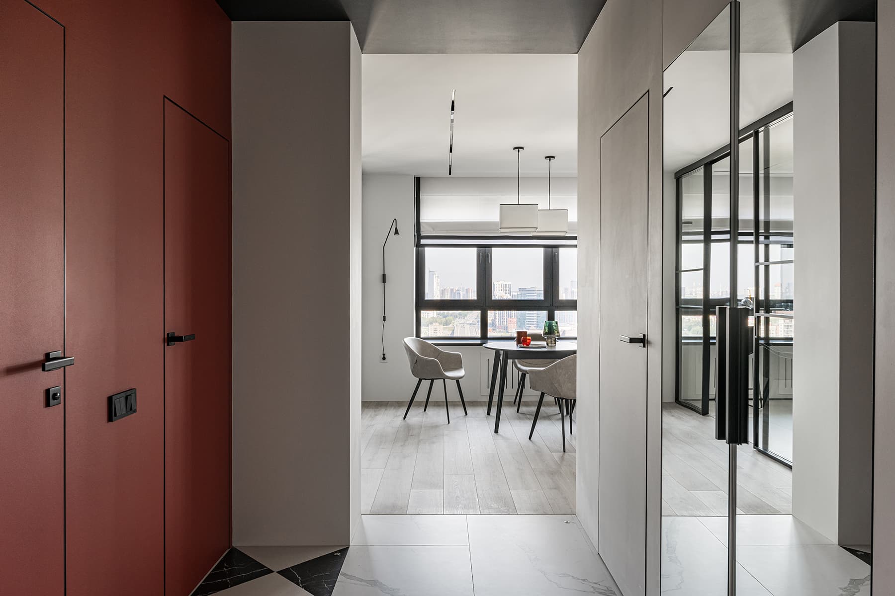 Отсылки к Баухаусу и смелые красные акценты в интерьере екатеринбургской квартиры — проект Анны Самариной