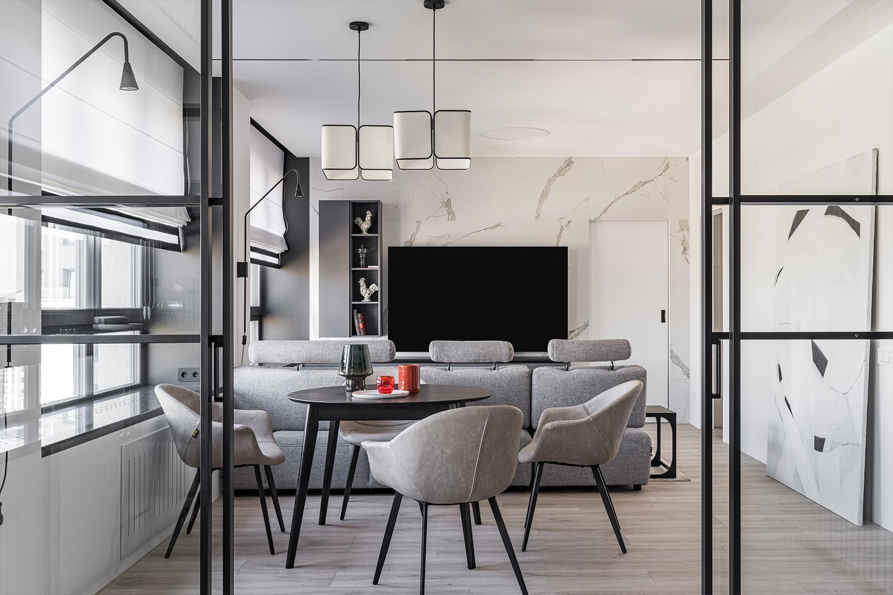 Отсылки к Баухаусу и смелые красные акценты в интерьере екатеринбургской квартиры — проект Анны Самариной