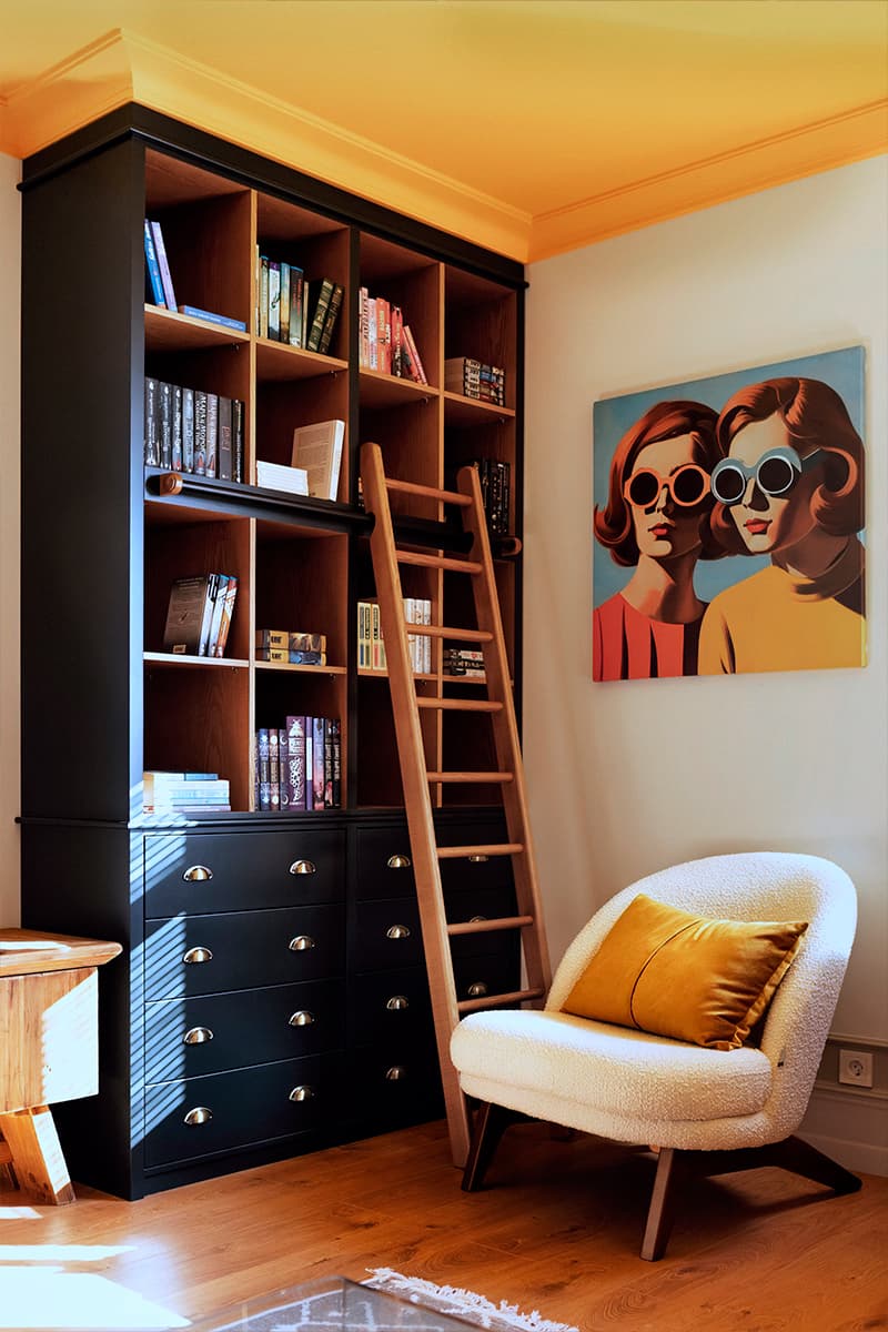 Золотистые терракотовые оттенки и мебель из дерева в теплом интерьере — проект дизайн-бюро AN.NA design