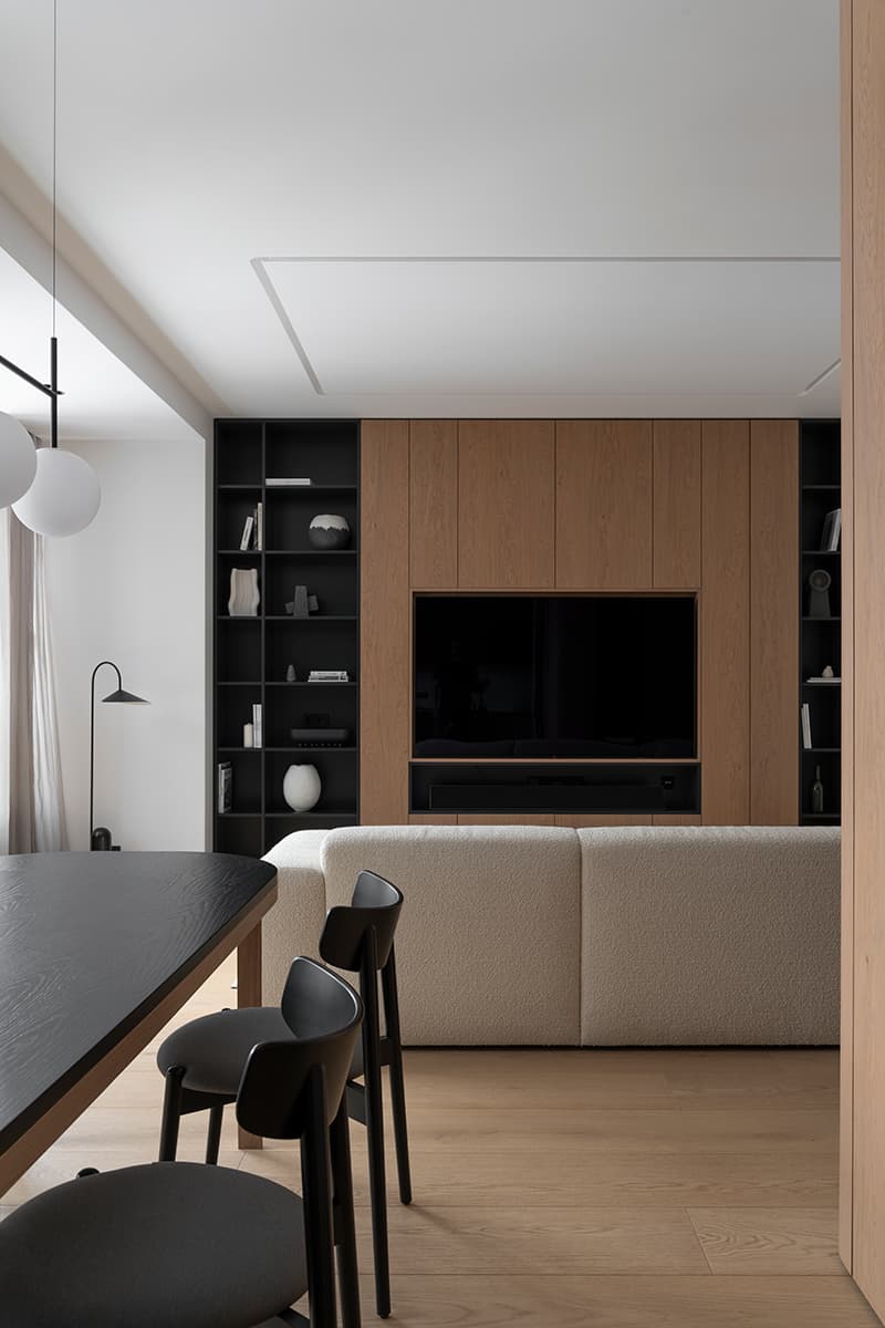 Кухня с белой плиткой в интерьере лаконичной квартиры для пары — проект bureau SLOVO