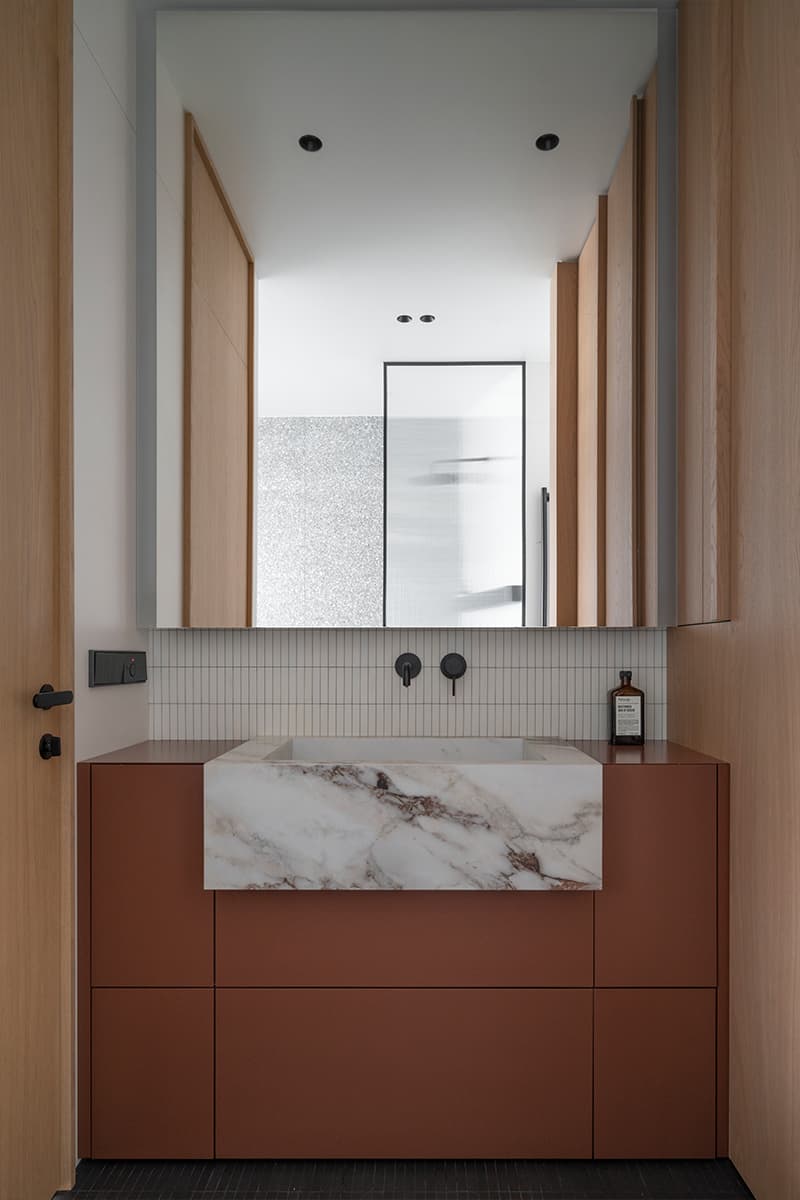 Кухня с белой плиткой в интерьере лаконичной квартиры для пары — проект bureau SLOVO