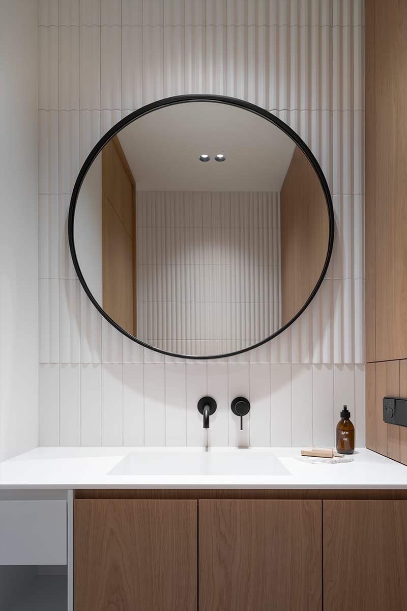 Кухня с белой плиткой в интерьере лаконичной квартиры для пары — проект bureau SLOVO