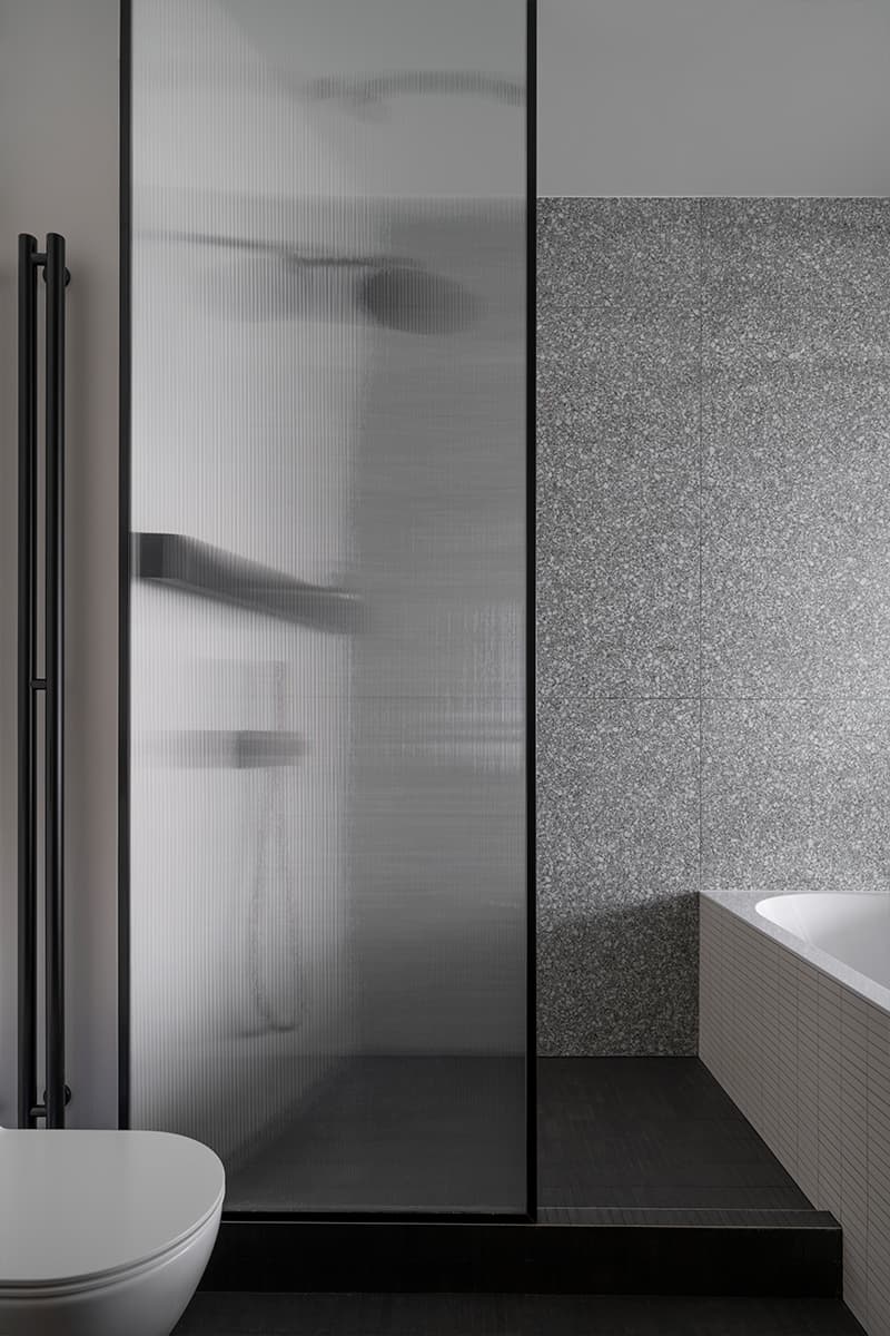 Кухня с белой плиткой в интерьере лаконичной квартиры для пары — проект bureau SLOVO