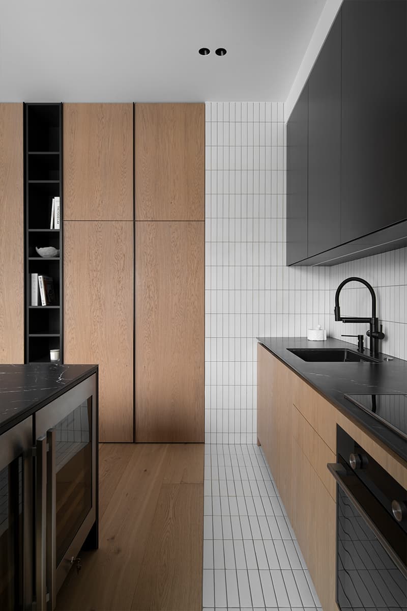 Кухня с белой плиткой в интерьере лаконичной квартиры для пары — проект bureau SLOVO