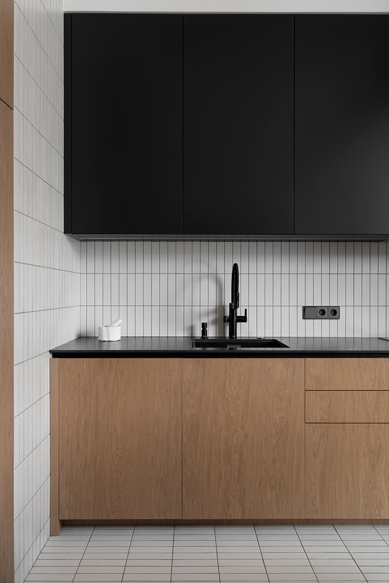 Кухня с белой плиткой в интерьере лаконичной квартиры для пары — проект bureau SLOVO
