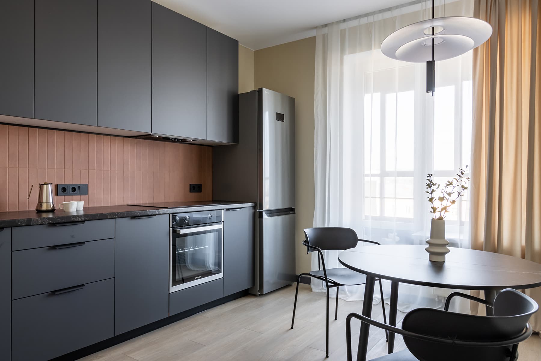 Лаконичный интерьер петербургской квартиры с акцентной стеной — проект Марии Замотиной