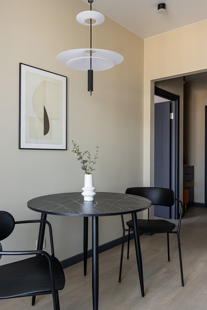 Лаконичный интерьер петербургской квартиры с акцентной стеной — проект Марии Замотиной