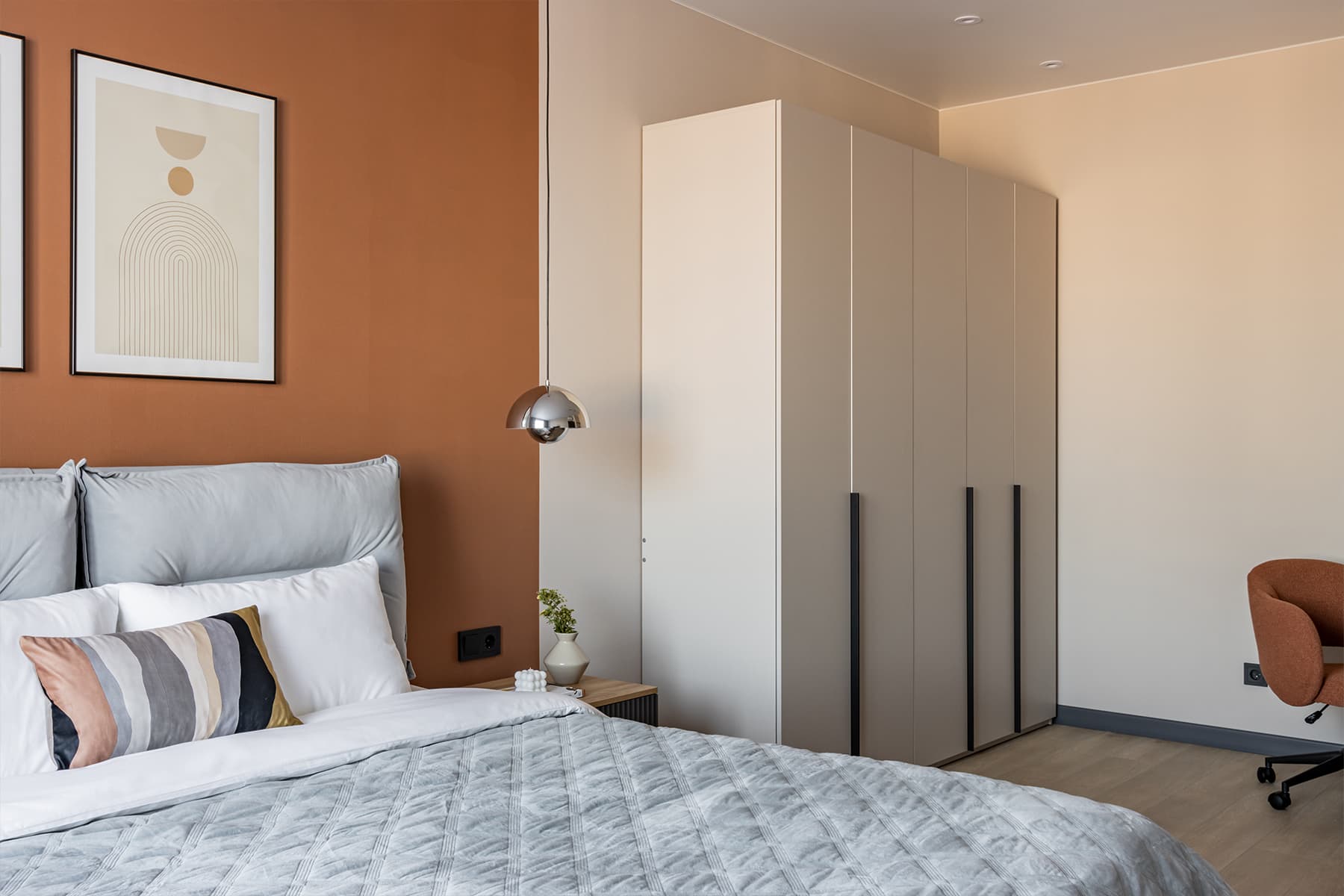 Лаконичный интерьер петербургской квартиры с акцентной стеной — проект Марии Замотиной