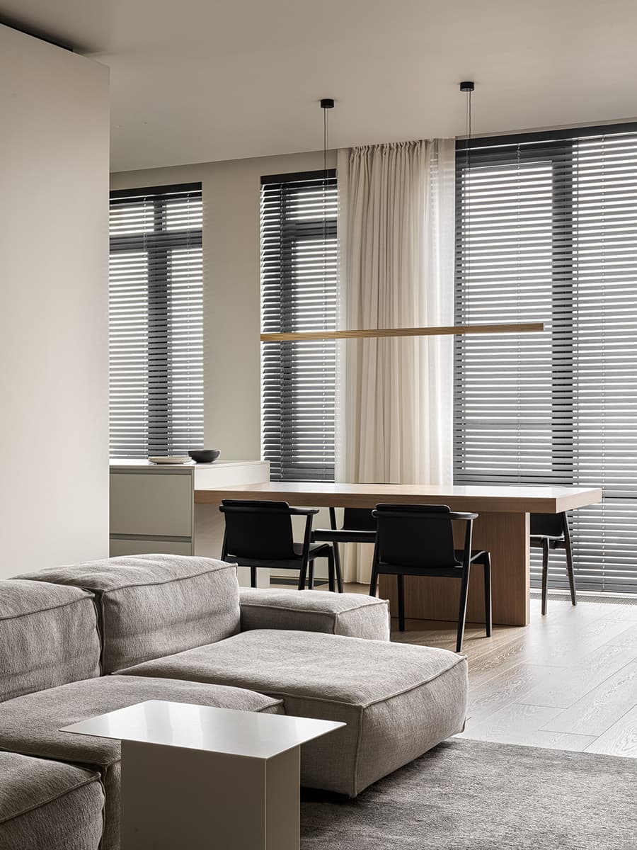 Древесина медового оттенка и авторская мебель в интерьере семейной квартиры — проект Babayants Architects