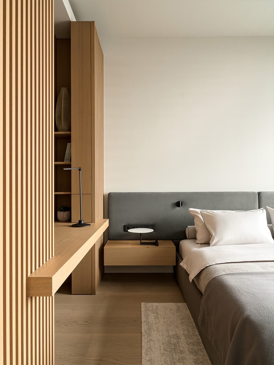 Древесина медового оттенка и авторская мебель в интерьере семейной квартиры — проект Babayants Architects