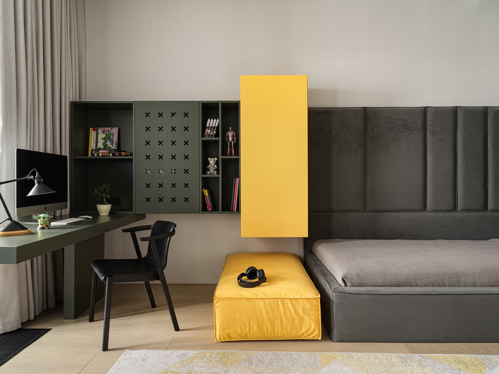 Древесина медового оттенка и авторская мебель в интерьере семейной квартиры — проект Babayants Architects