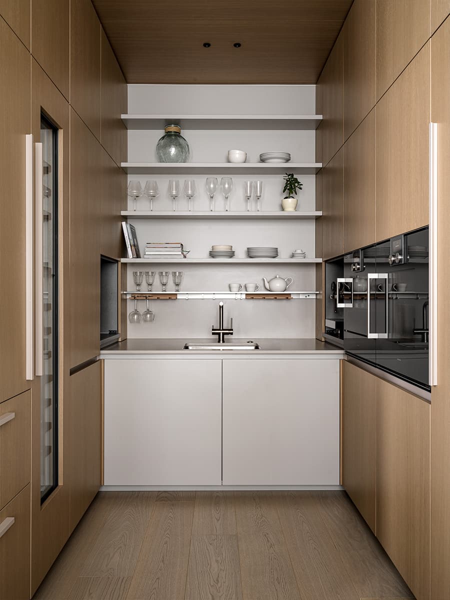 Древесина медового оттенка и авторская мебель в интерьере семейной квартиры — проект Babayants Architects