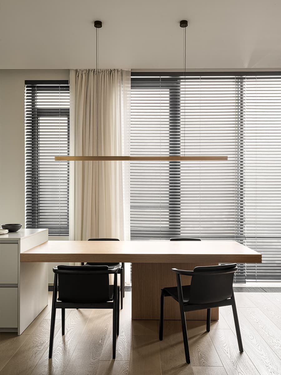 Древесина медового оттенка и авторская мебель в интерьере семейной квартиры — проект Babayants Architects