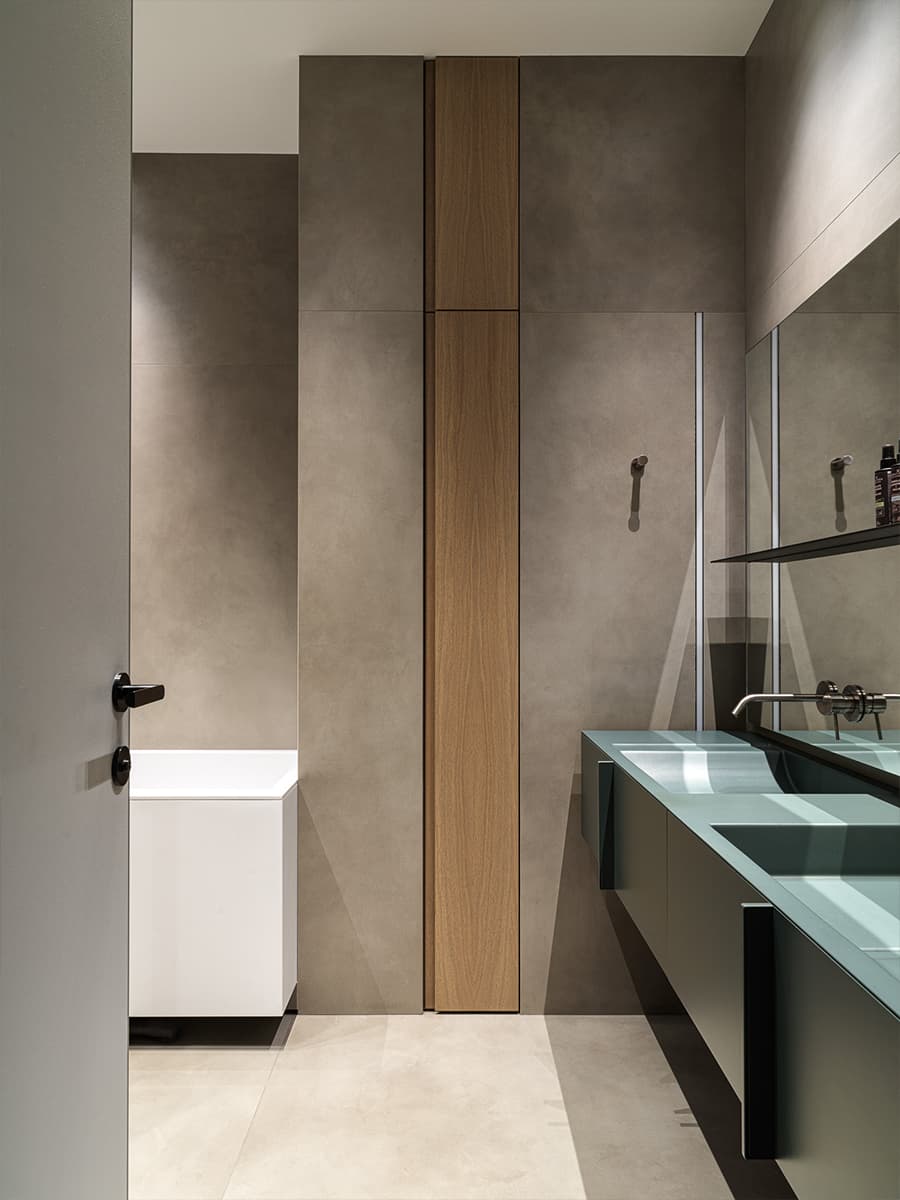 Древесина медового оттенка и авторская мебель в интерьере семейной квартиры — проект Babayants Architects