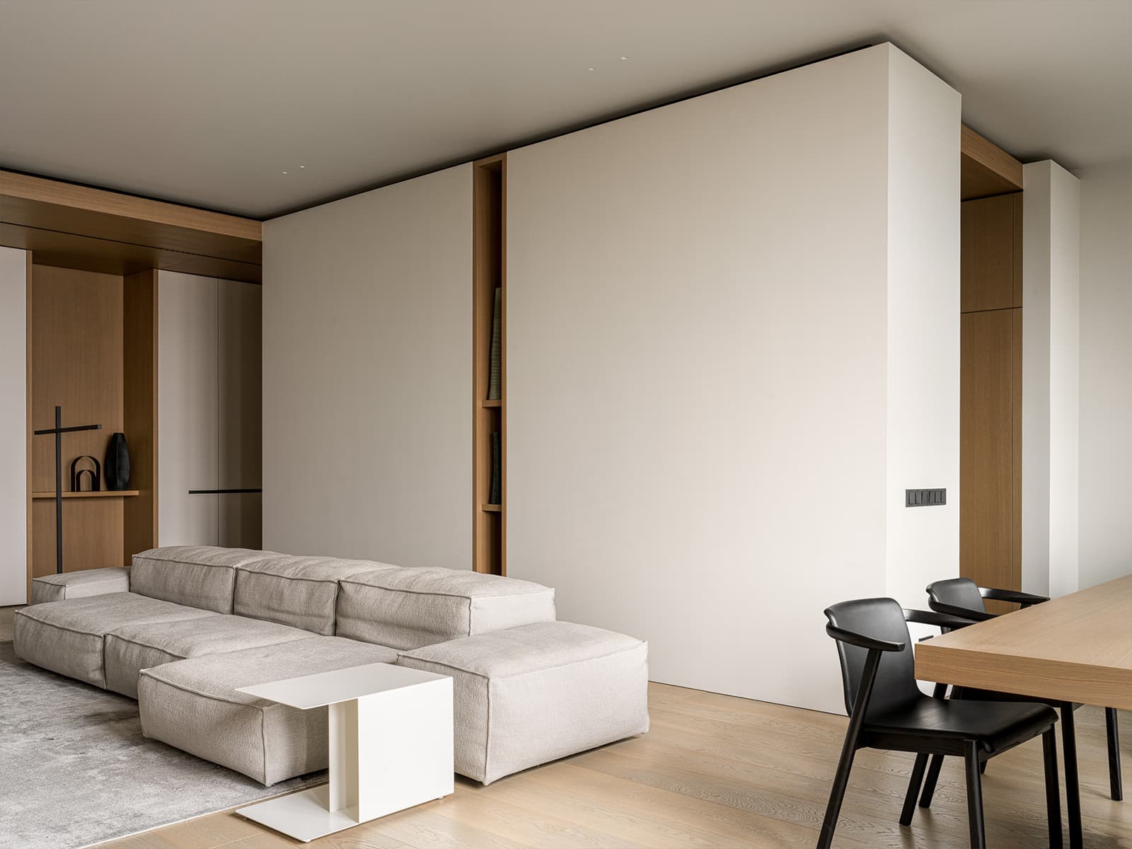 Древесина медового оттенка и авторская мебель в интерьере семейной квартиры — проект Babayants Architects