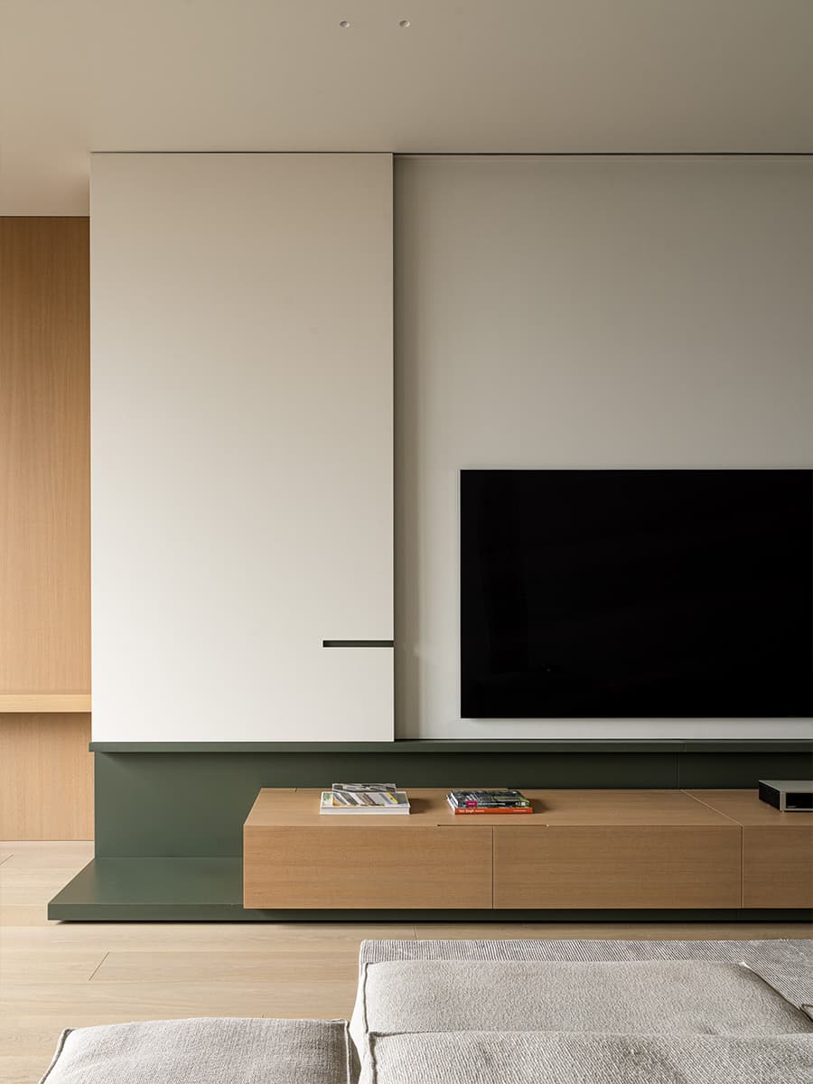 Древесина медового оттенка и авторская мебель в интерьере семейной квартиры — проект Babayants Architects