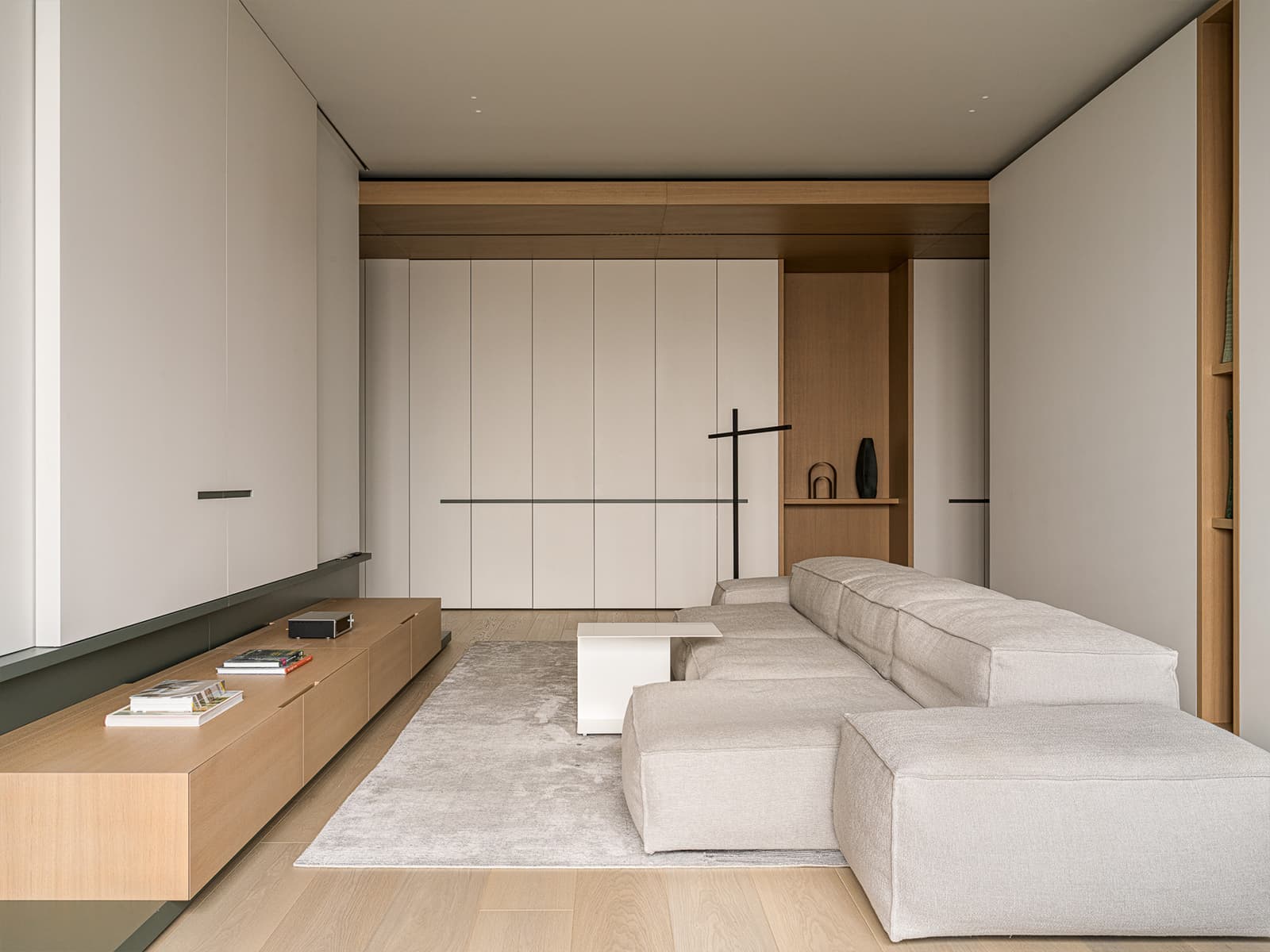 Древесина медового оттенка и авторская мебель в интерьере семейной квартиры — проект Babayants Architects