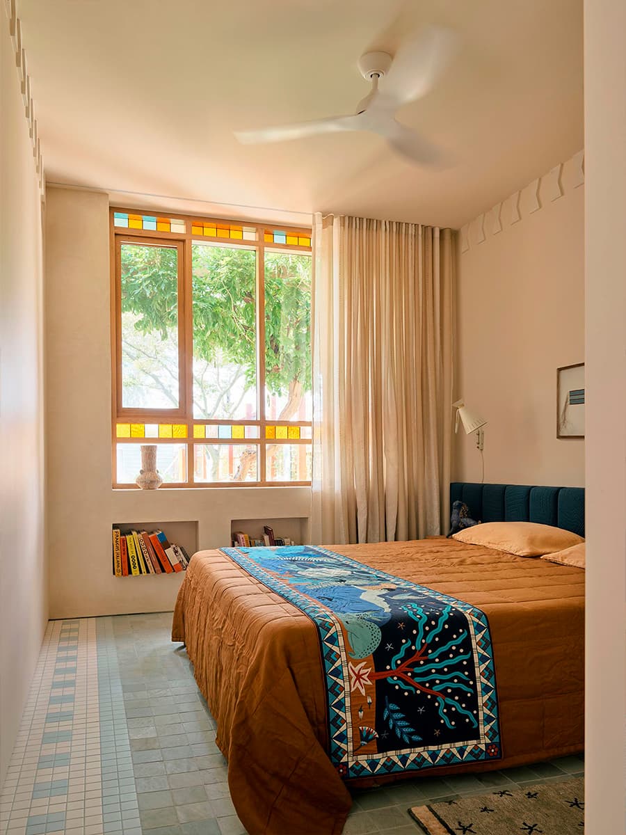 Восточные краски и орнаменты в интерьере дома для семьи с особенностями восприятия цвета — проект YSG Studio