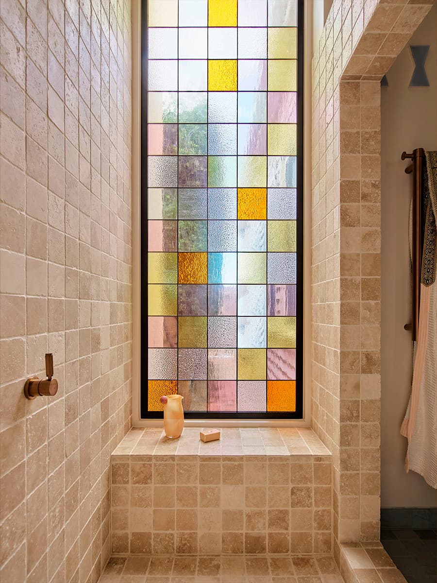 Восточные краски и орнаменты в интерьере дома для семьи с особенностями восприятия цвета — проект YSG Studio