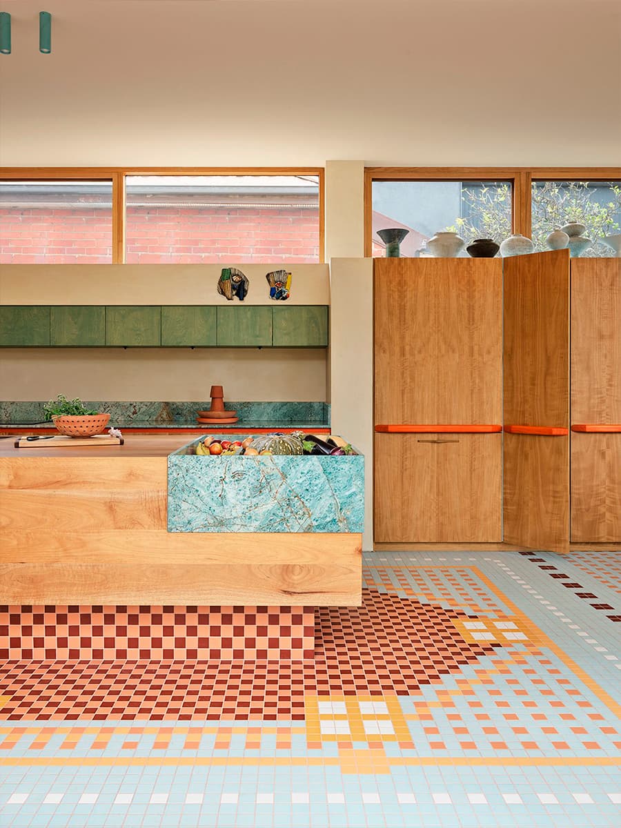 Восточные краски и орнаменты в интерьере дома для семьи с особенностями восприятия цвета — проект YSG Studio