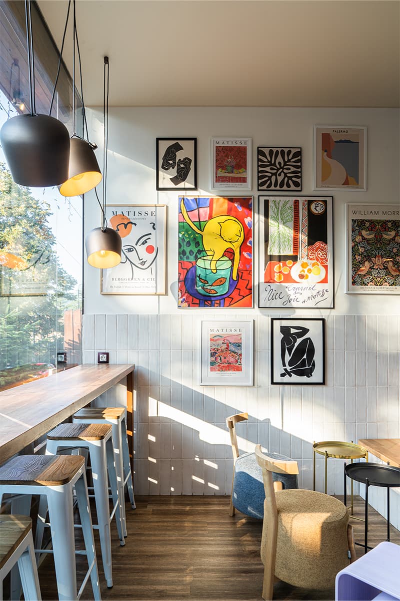 Изобилие деталей и цветов в интерьере кофейни и бистро в Красной Поляне — проект Анны Малышевой