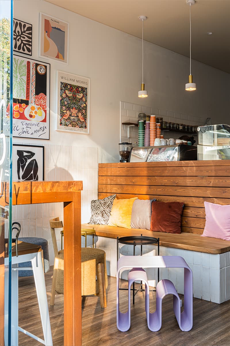 Изобилие деталей и цветов в интерьере кофейни и бистро в Красной Поляне — проект Анны Малышевой
