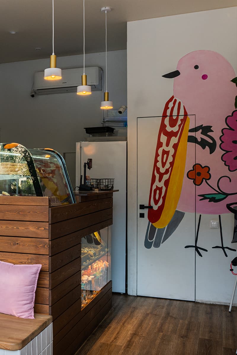 Изобилие деталей и цветов в интерьере кофейни и бистро в Красной Поляне — проект Анны Малышевой