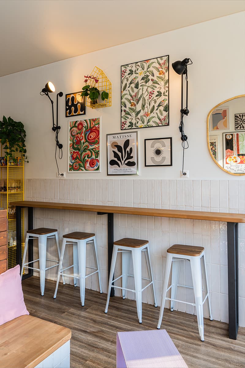 Изобилие деталей и цветов в интерьере кофейни и бистро в Красной Поляне — проект Анны Малышевой