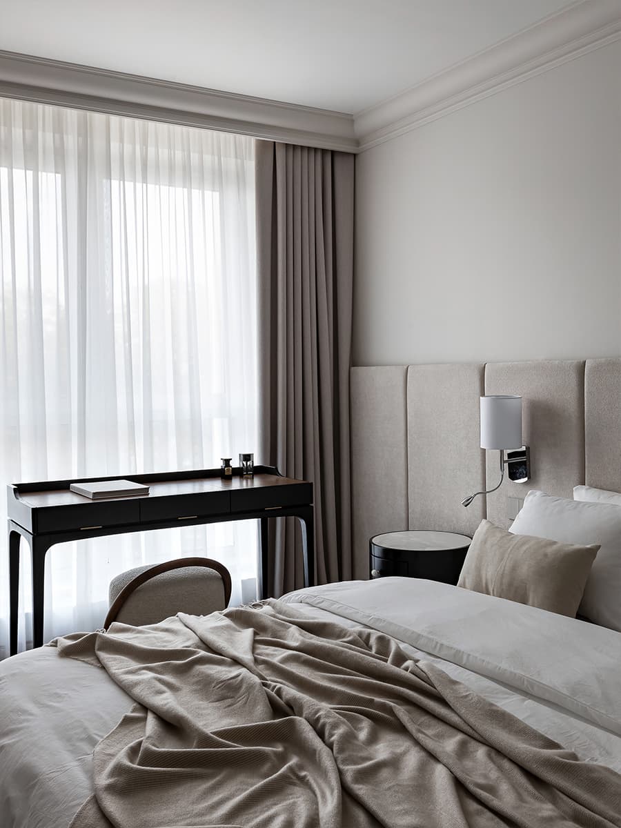 Зеркала, аккуратные молдинги и фактурная картина из гипса в элегантном интерьере для семьи дизайнера — проект Севды Лабуть