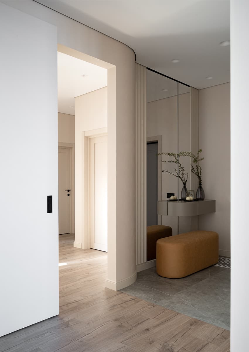 Гостеприимный интерьер квартиры с оригинальным несущим пилоном — проект Анны Лисимовой