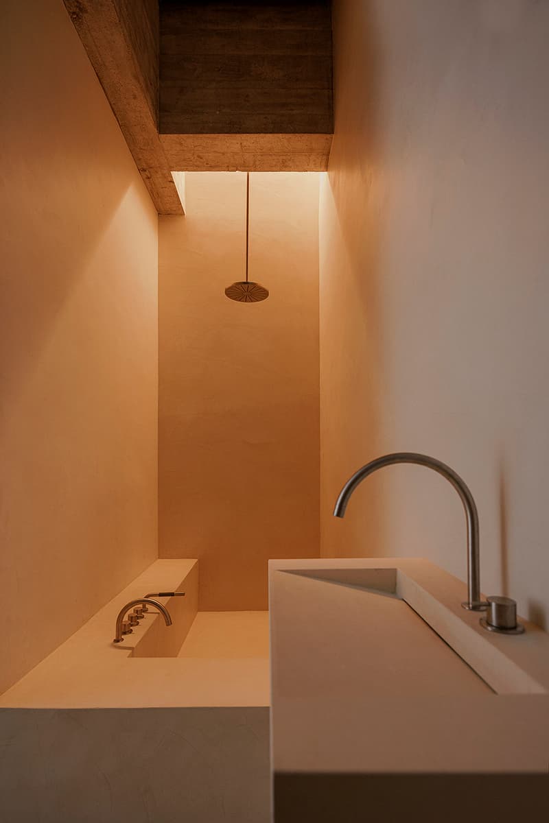 Природные мотивы, монументальность и органические формы в минималистичном интерьере — проект испанского бюро Beta Ø