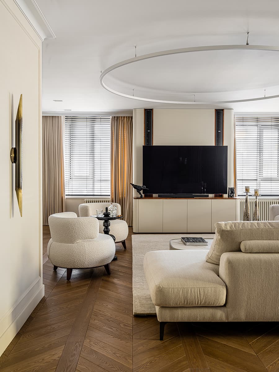 Элегантность классических деталей, бильярдная и гольф-симулятор в роскошном офисном пространстве — проект архитектурного бюро ARXY