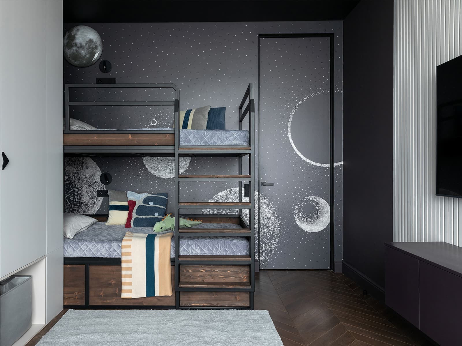 Темные тона, керамика и бордовая прихожая в мягком интерьере квартиры — проект студии дизайна интерьера LIVIN BURO