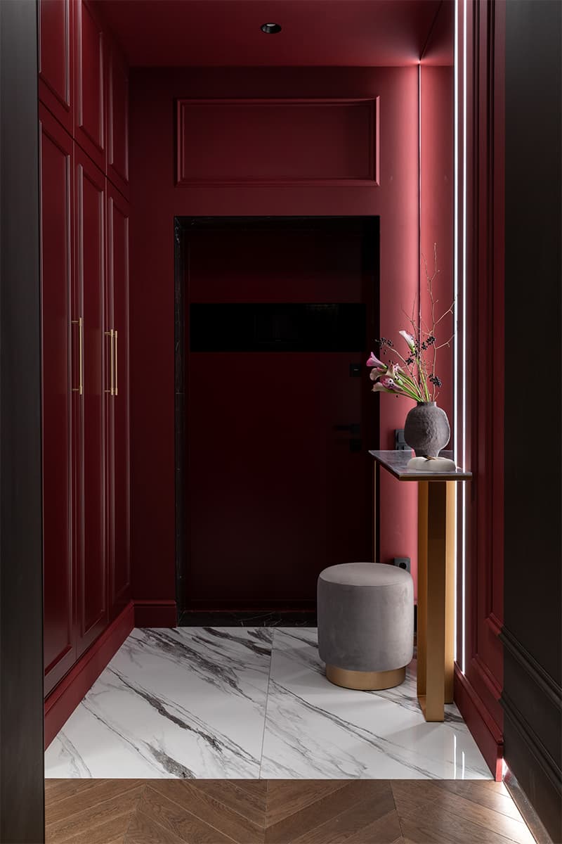 Темные тона, керамика и бордовая прихожая в мягком интерьере квартиры — проект студии дизайна интерьера LIVIN BURO