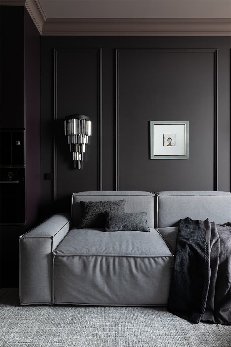 Темные тона, керамика и бордовая прихожая в мягком интерьере квартиры — проект студии дизайна интерьера LIVIN BURO