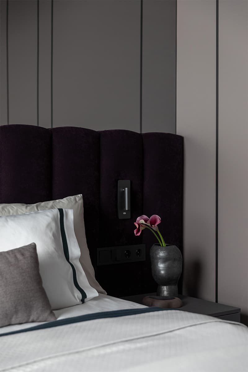 Темные тона, керамика и бордовая прихожая в мягком интерьере квартиры — проект студии дизайна интерьера LIVIN BURO