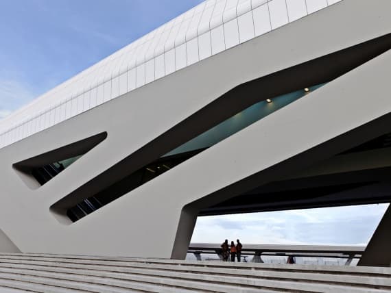 Под Неаполем появился вокзал, построенный по проекту Захи Хадид Под Неаполем появился вокзал, построенный по проекту Захи Хадид