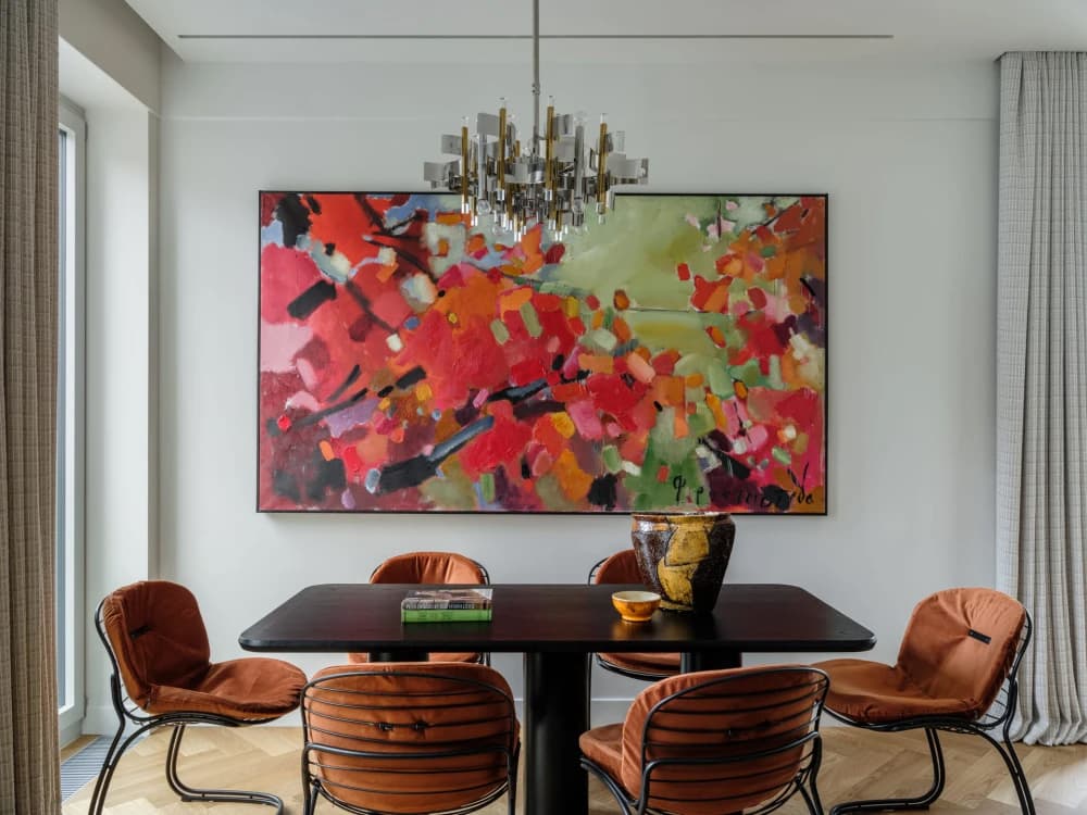 Изящный винтаж, стеклоблоки и акцентное искусство в интерьере московской квартиры — проект Анны Розовой и Евгении Михайловой