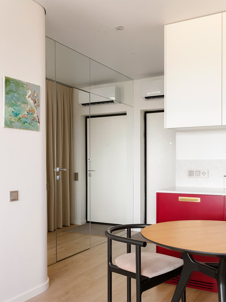 Двухсторонние зеркала и органические формы в интерьере маленькой квартиры — проект Лины Князевой