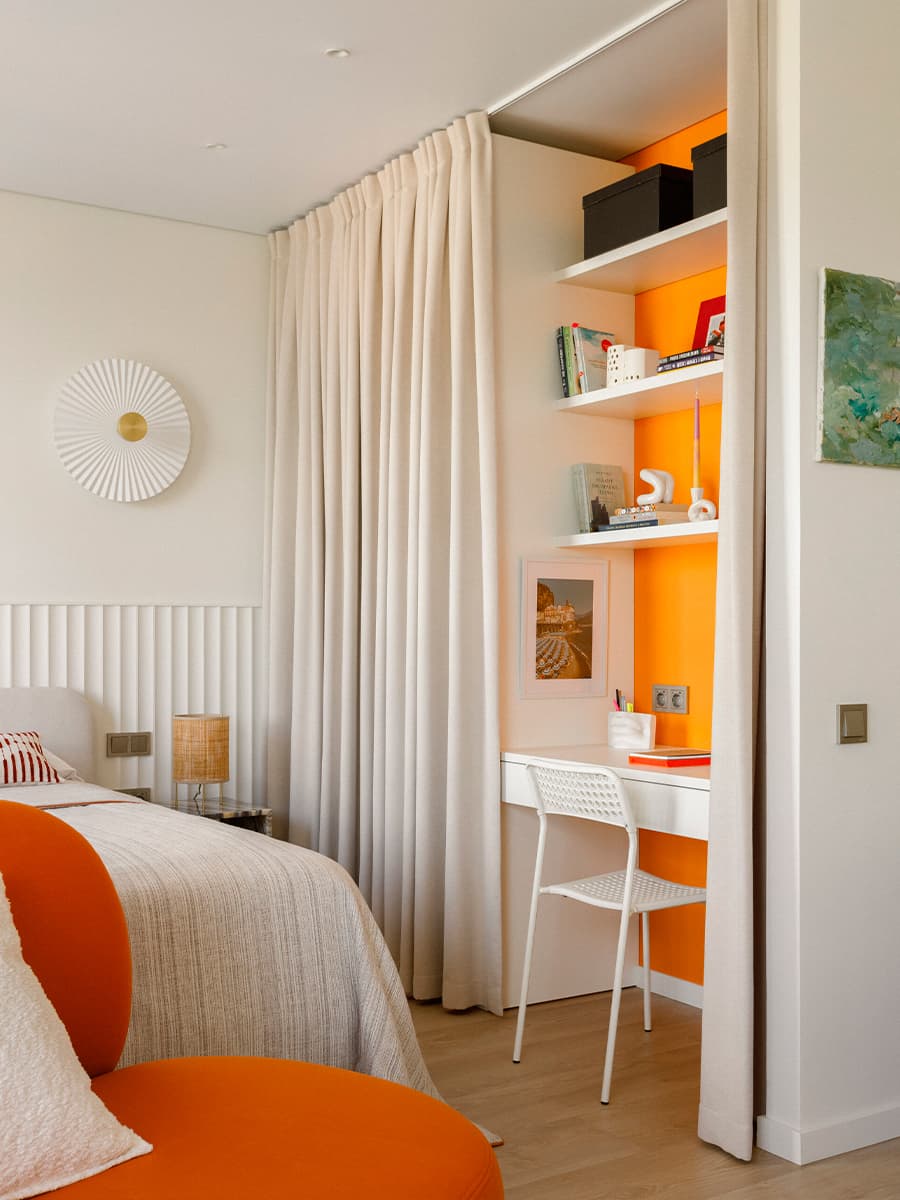 Двухсторонние зеркала и органические формы в интерьере маленькой квартиры — проект Лины Князевой