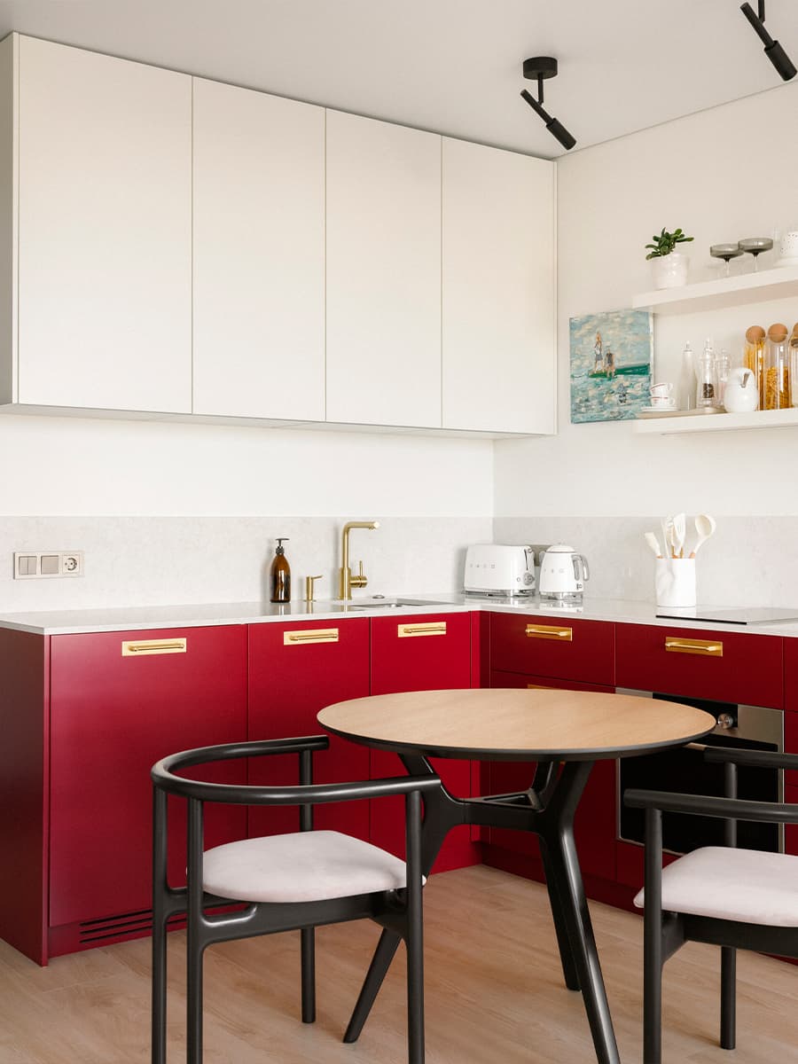 Двухсторонние зеркала и органические формы в интерьере маленькой квартиры — проект Лины Князевой