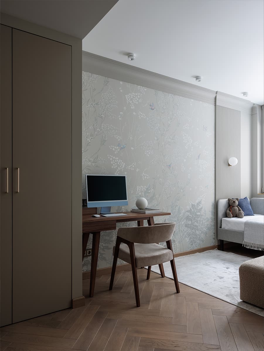 Строгие реечные панели, синие акценты и мягкая кожа в интерьере дома для нескольких поколений — проект Нины Галкиной