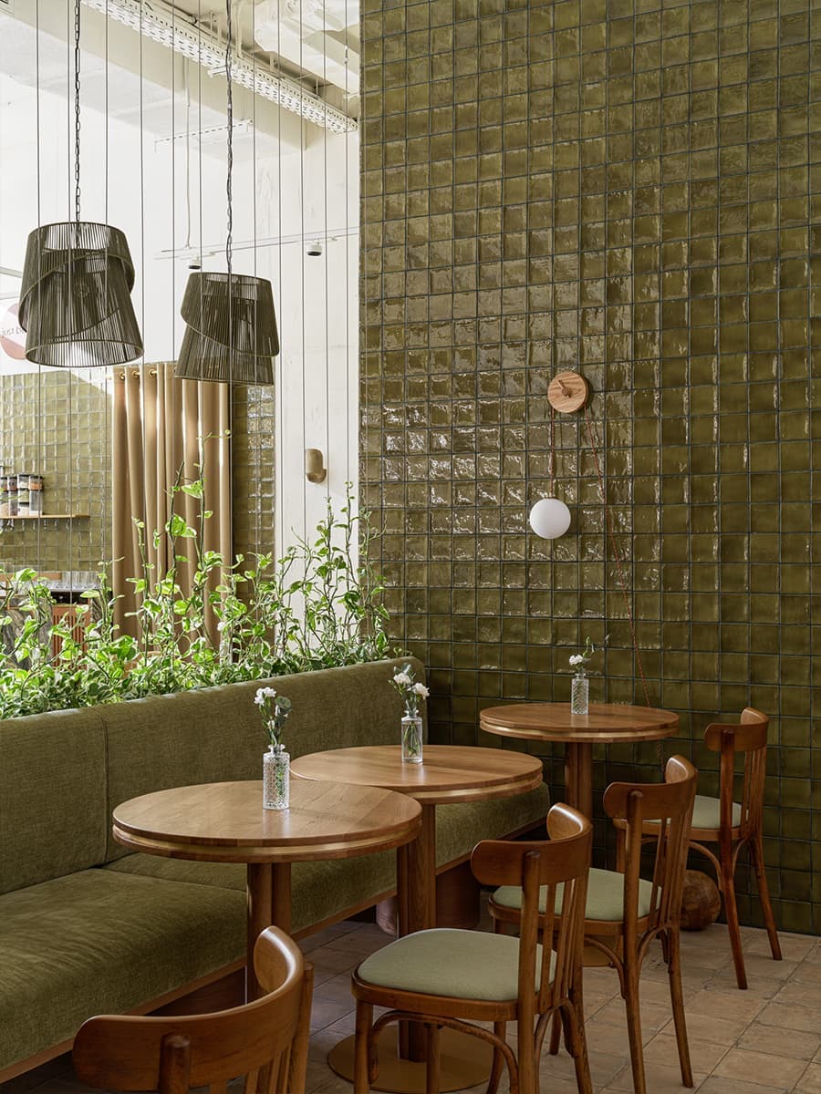 Зеленый мрамор и расшитые панно в интерьере кафе с летней атмосферой — проект Карины Гимрановой